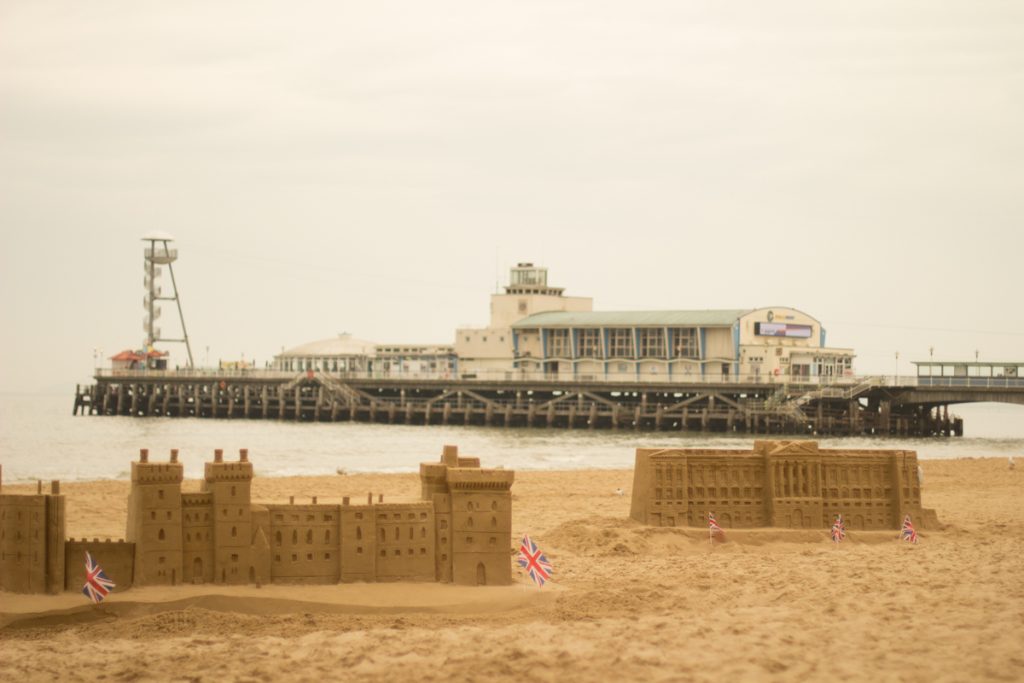 Windsor_castle_buckingham_palace_queen_birthday_90_sand_sculpture_bournemouth