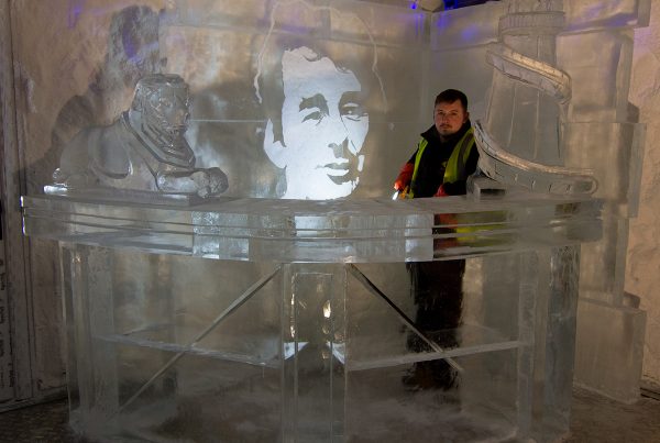 ice-art-custom-ice-sculpture-UK-ice-wall-Brian-Clough-art