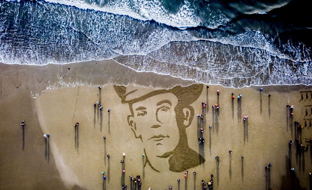 Danny_boyle_sand_drawing