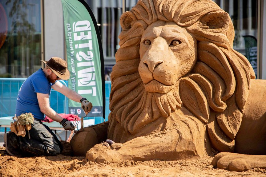 Rory the Jubilee Lion – 20T Sand Sculpture in Barnsley