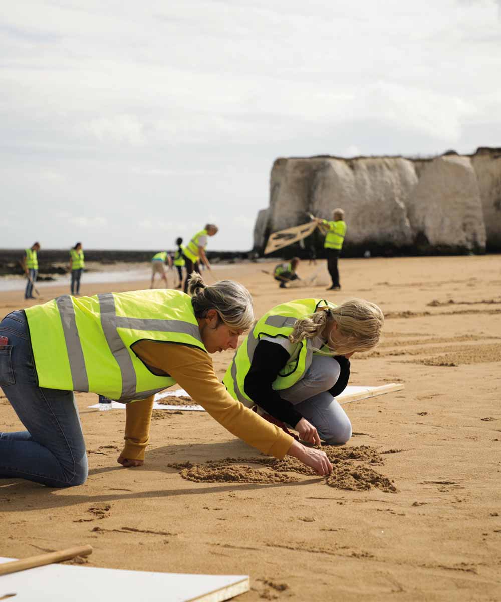 Creating a buzz – sand drawing for the Bumblebee Conservation Trust