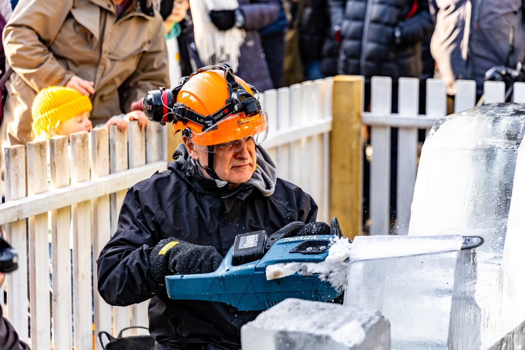 Peter_chainsaw_Ice_sculpture