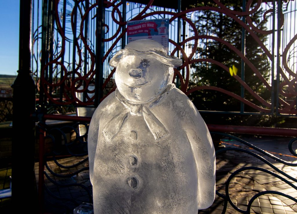 ice_snowman_sculpture