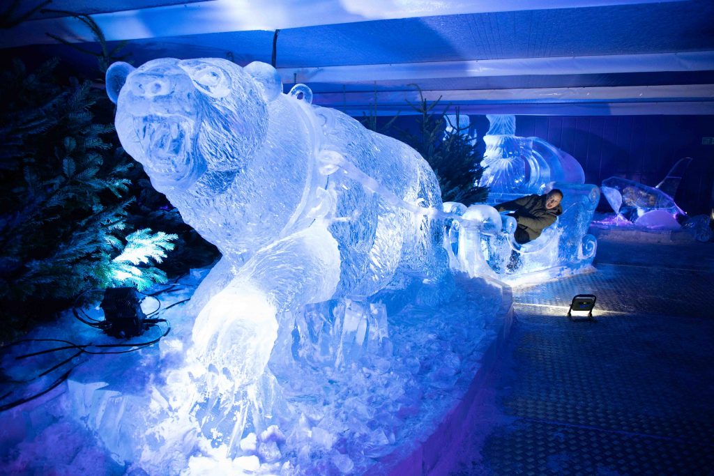ice_bear_sculpture