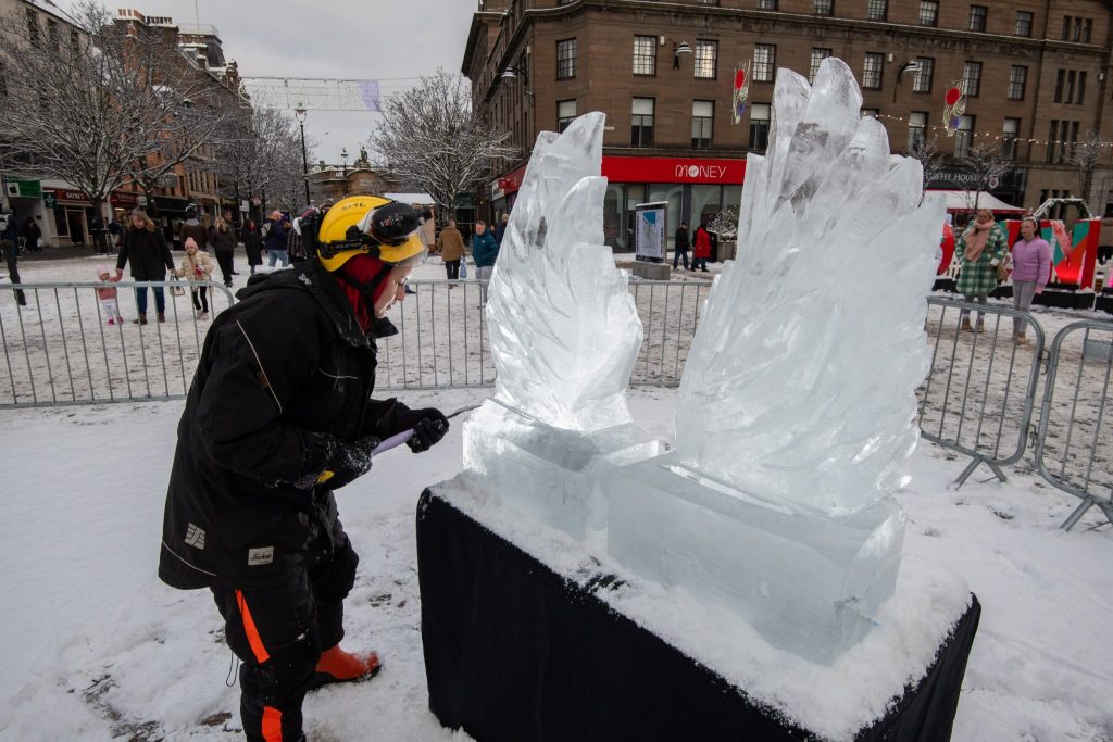 ❄️ Dundee Sparkles: How Ice Sculpture Brought Festive Magic to the Christmas Switch-On! 1 ice carving uk