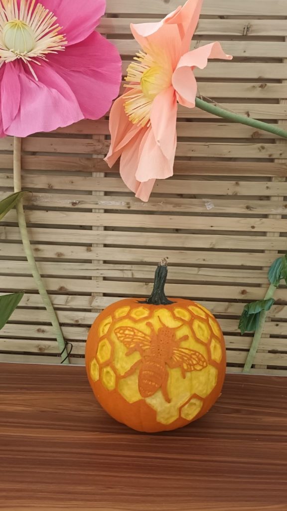 🎃 A Grand Tour of Pumpkin Sculpture Fun with the RHS! 2 Bee pumpkin carving
