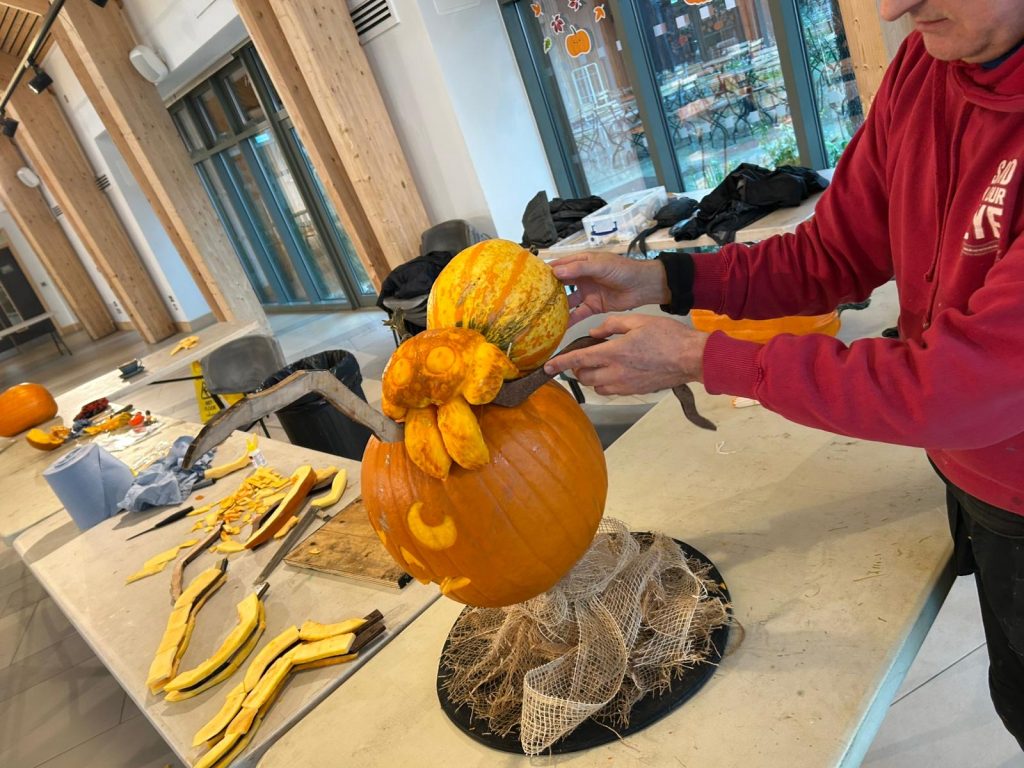 🎃 A Grand Tour of Pumpkin Sculpture Fun with the RHS! 11 professional pumpkin carver 3