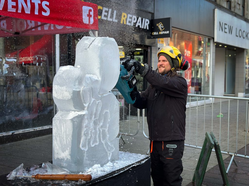 1 hour live ice carving 3