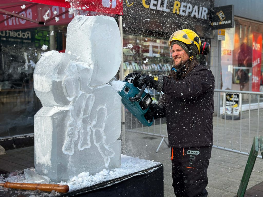 1 hour live ice carving 4