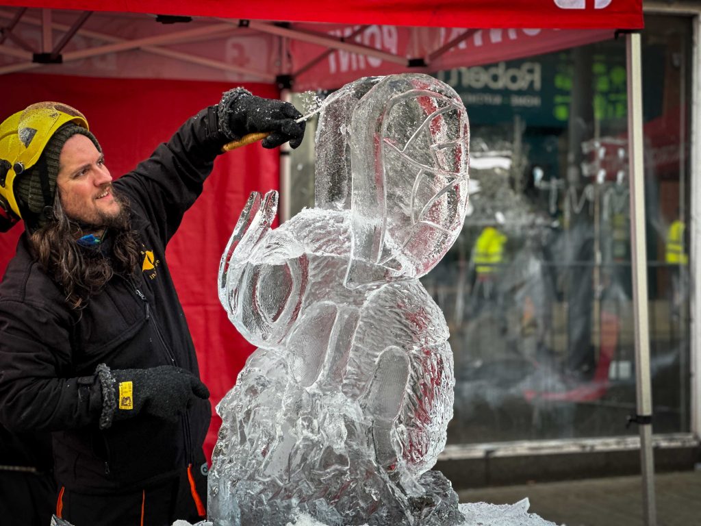 1 hour live ice carving 8