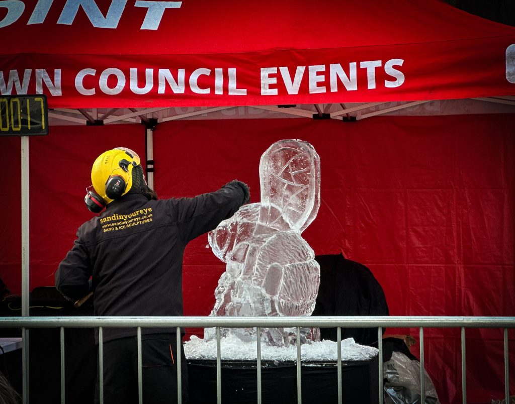 1 hour live ice carving 9